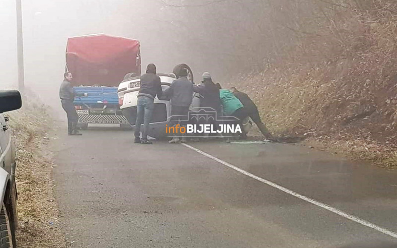 Nezgoda u Trnovi, automobil završio na krovu