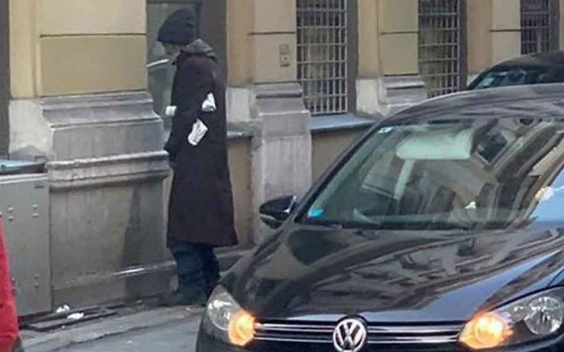 Čovjek urinirao nasred ulice u centru Sarajeva