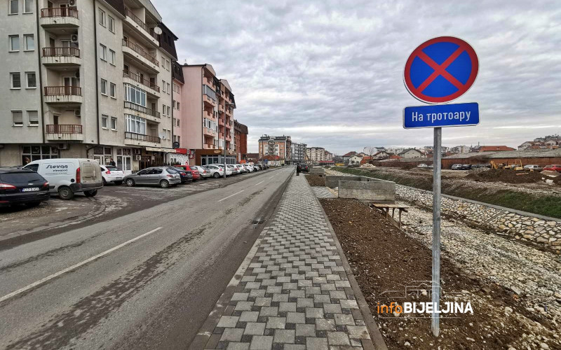 OD DANAS PAUK DIŽE NEPROPISNO PARKIRANE Postavljen znak zabrane zaustavljanja i parkiranja pored kanala /FOTO/