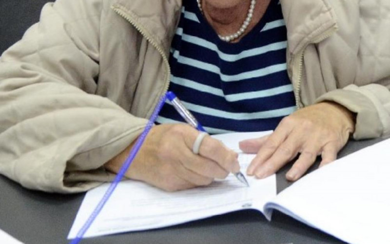 Penzioneri na meti nasrtljivih trgovaca: Varaju ih prodavajuci skupe aparate, štetne po zdravlje