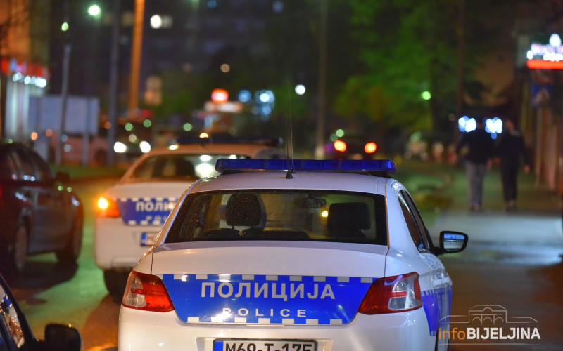 Detalji incidenta u Bijeljini: Pijan i drogiran napao ukućane, a potom nožem povrijedio policajca