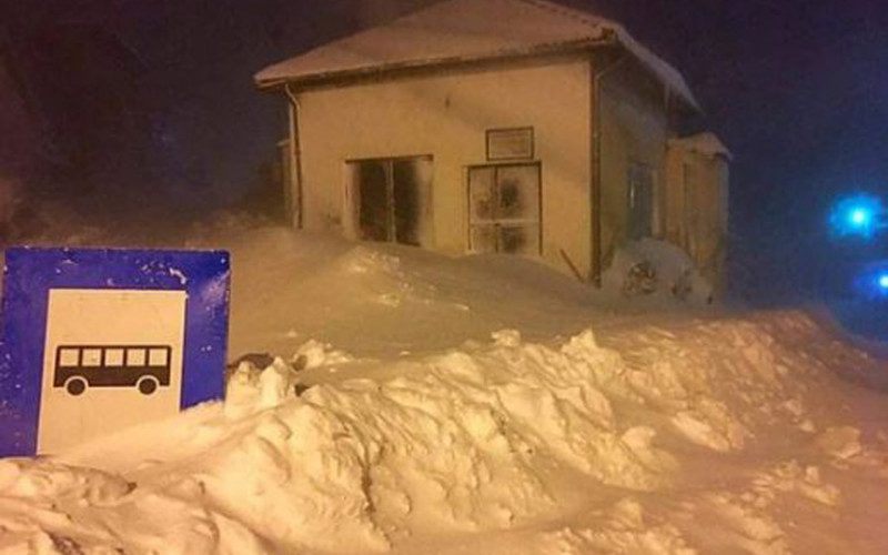 Trudnica, suprug i petoro djece DEVET SATI bili zameteni u vozilu