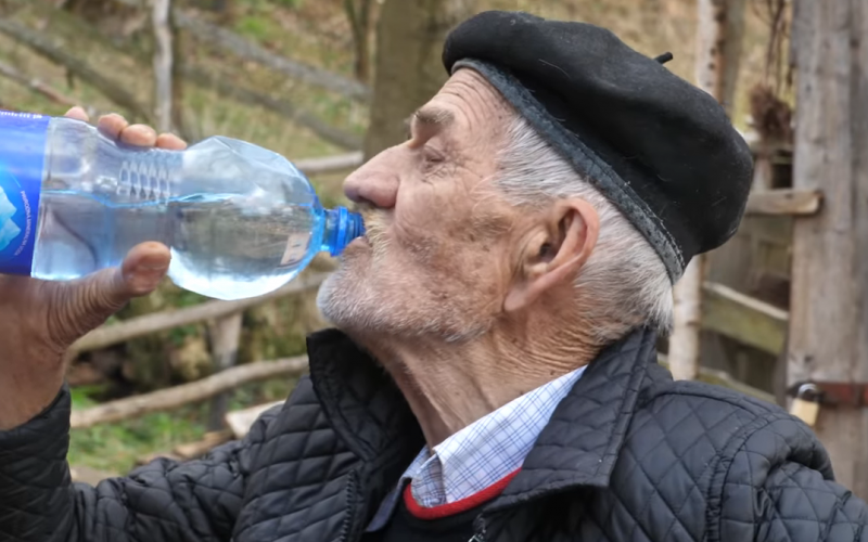 Mustafa Imamović ima 87 godina i dnevno pije 10 litara vode, dok je bio mlađi mogao je popiti čak 30 litara dnevno