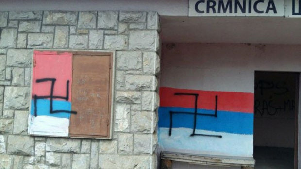 Preko trobojki crtali kukaste krstove: Novi izliv srbofobije u Crnoj Gori (FOTO)