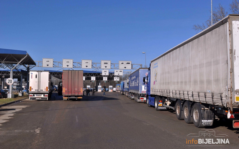 Granična policija na Rači pronašla sedam migranata u turskom kamionu
