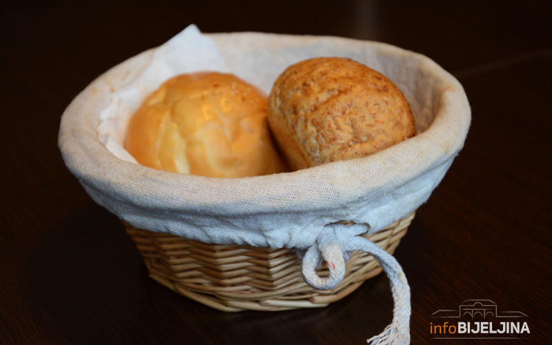 Evo zašto vam konobari u restoranu uvijek prvo iznose hljeb