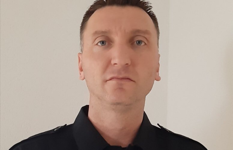 Policajac pronašao žensku torbu i vratio vlasnici