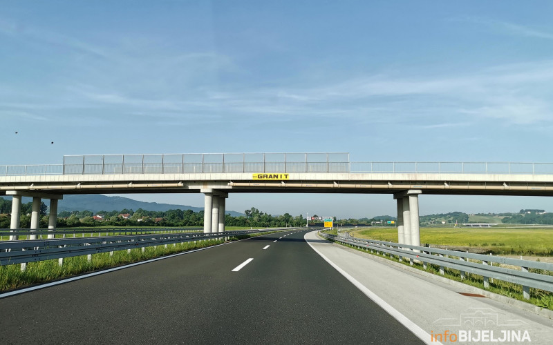 Na autoputu kod Prnjavora vozila prolaze preticajnom trakom