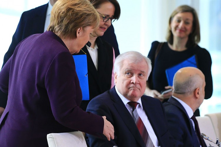 Njemački ministar odbio se rukovati s Merkelovom zbog virusa korona