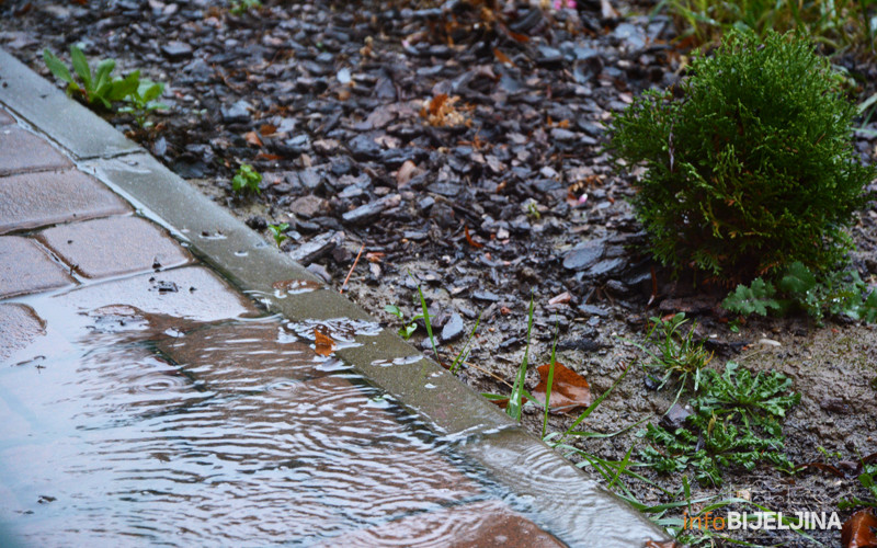 Oblačno sa slabom kišom, na planinama snijeg