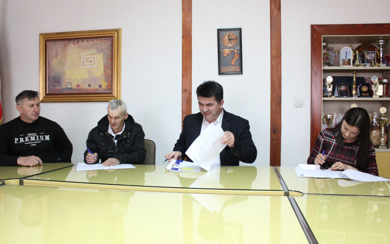 Lopare: Potpisani ugovori sa korisnicima plasteničke proizvodnje