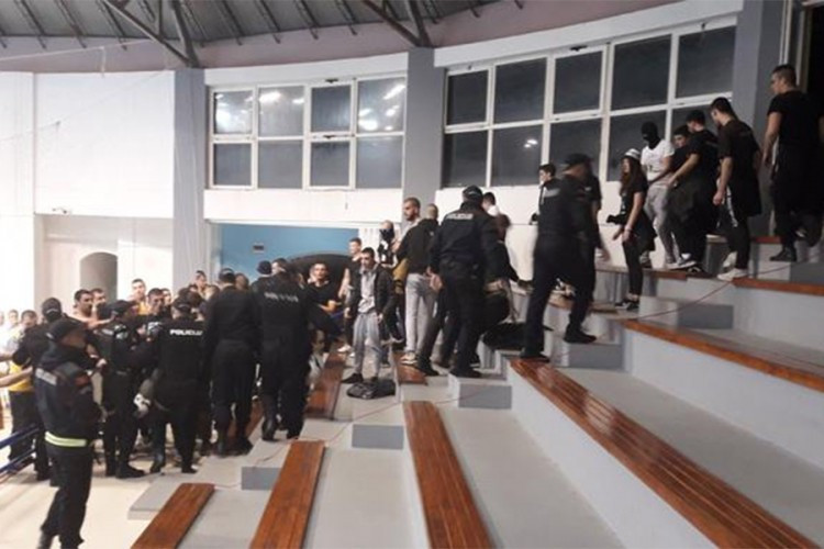 U Budvi povrijeđen policajac, privedeno 25 navijača Partizana
