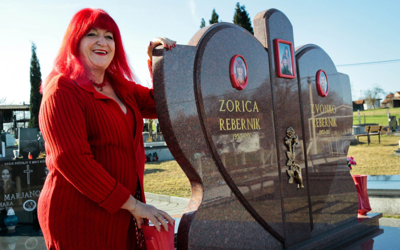 Žena koja voli crvenu boju: Tuzlanka kupila i poseban nadgrobni spomenik
