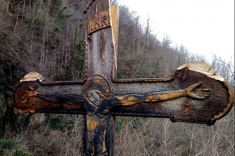 Oskrnavljen krst na mjestu nesreće kod manastira Ostrog