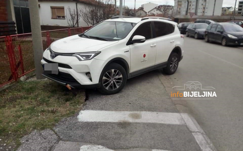 OBORIO STUBIĆE I OTIŠAO NA KAFU Bahatost nadležnih u Bijeljini /FOTO/