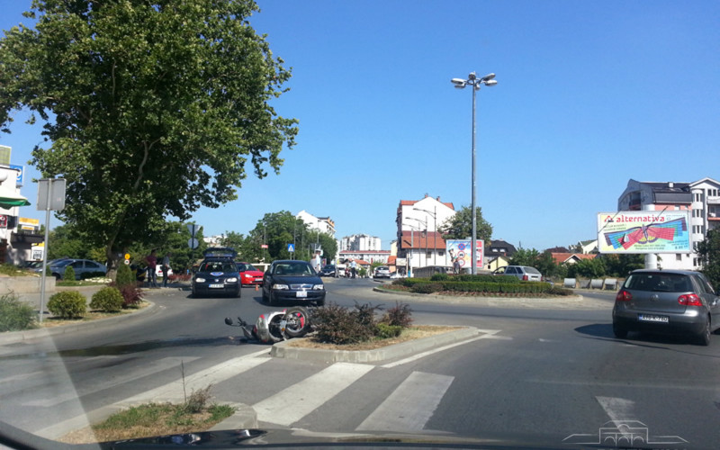 Fingiranim saobraćajkama oštetili osiguravajuće kuće za oko 158.000 km