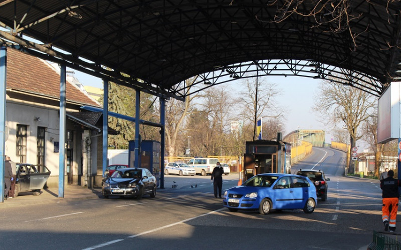 RAPORT NA GRANICI U GRADIŠKI Putnici idu u karantin, a kamiondžije na put (FOTO)