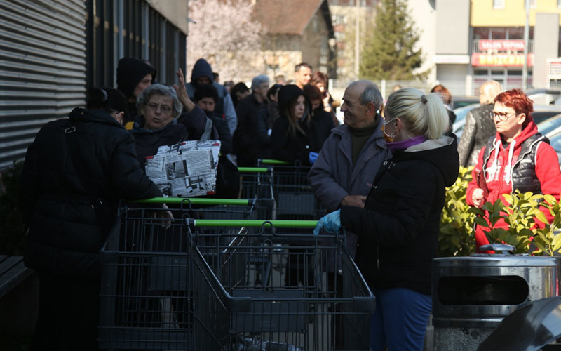 Nezapamćena gužva u tržnim centrima