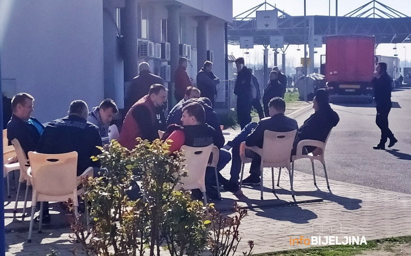 Neodgovorno ponašanje vozača kamiona na prelazu Rača