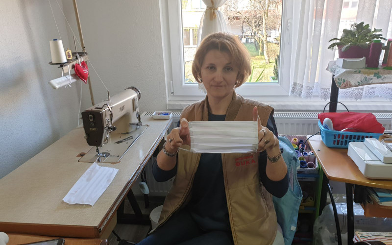 Žene u Loparama počele šiti zaštitne maske: Od pamuka su i mogu se otkuvavati