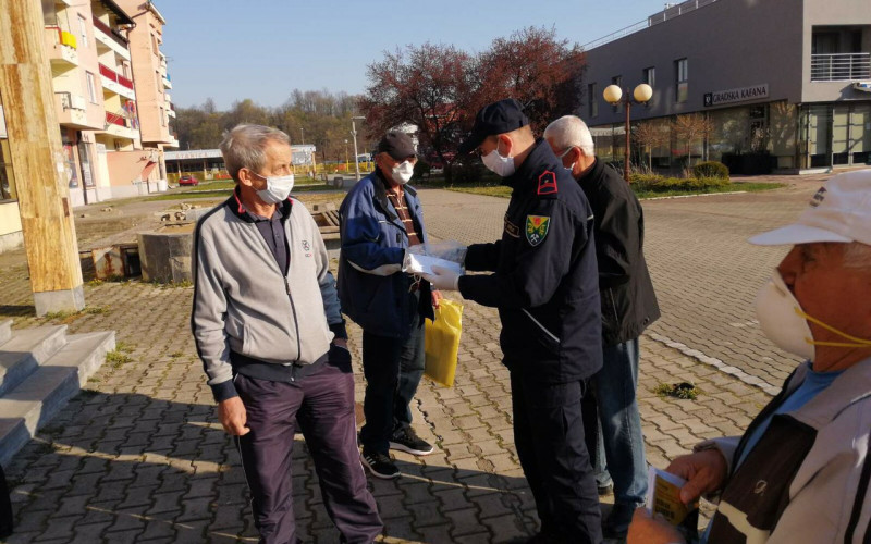 Ugljevik: Dodijeljene besplatne maske starijim osobama