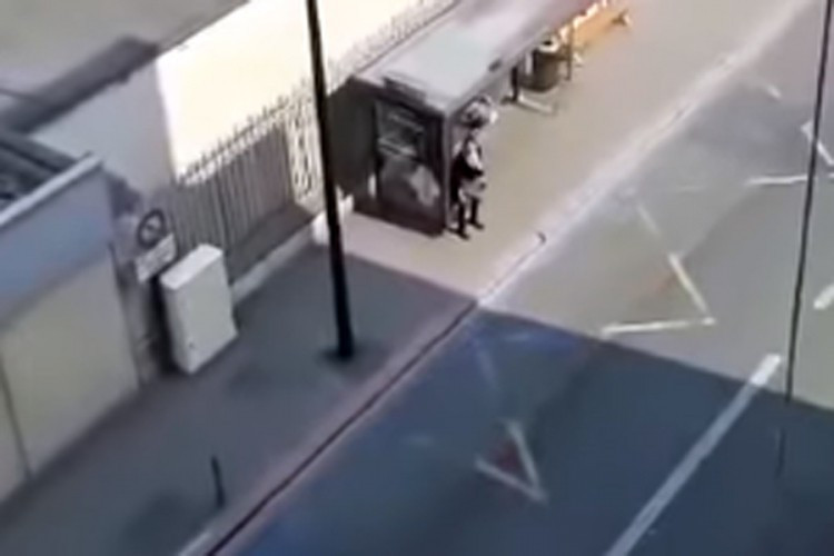 Srpkinja zapjevala na stanici u Parizu, sa prozora joj se pridružio zemljak