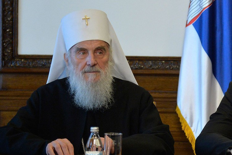 Irinej: Možemo se Bogu moliti i u svom domu, poštujte struku