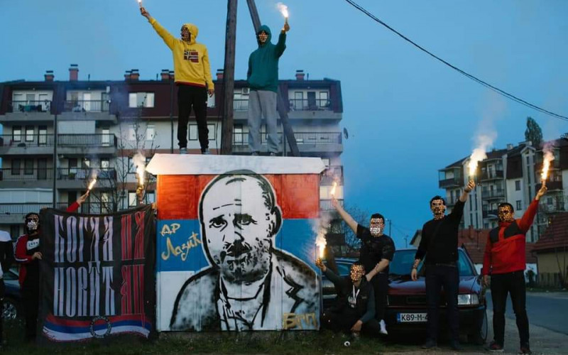 OMLADINA NASELJA BOGDANOVIĆ PLAC ODALA POČAST HEROJU Grafit sa likom hirurga Miodraga Lazića