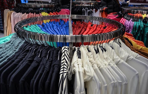 Butici i prodavnice sportske opreme prvi na redu za otvaranje u RS