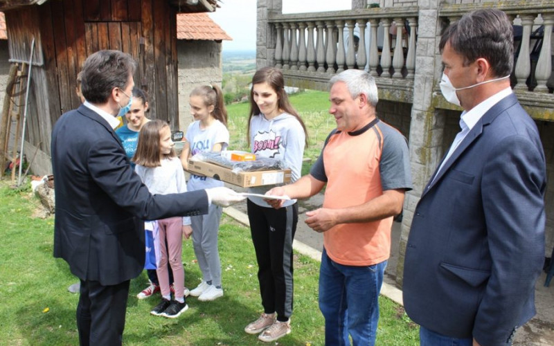 Načelnik Ugljevika sedmočlanoj porodici darovao laptop i 500 KM