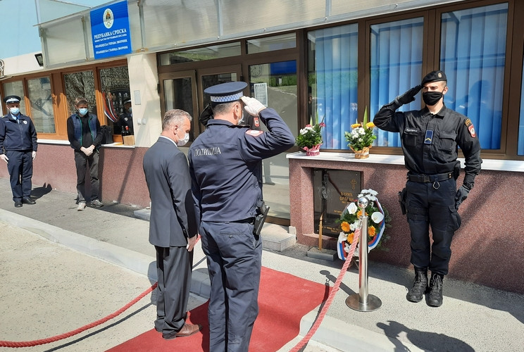 Položeni vijenci na mjestu stradanja policajca Dragana Đurića