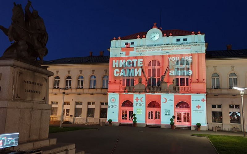 Bijeljina: Gradska uprava osvijetljena BOJAMA CRVENOG KRSTA