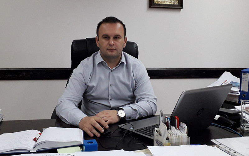 Načelnik opštine u RS plaća sugrađanima prve kafe i šišanja