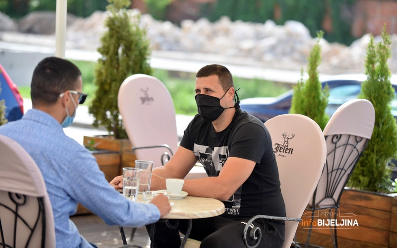 UGOSTITELJI POČELI SA RADOM Bijeljinci od jutros u kafićima /FOTO/