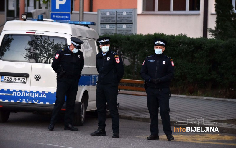 U Milićima napadnuti policajci