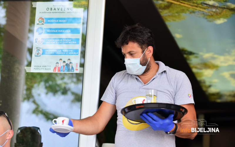 Konobari pri radu u baštama moraju da nose zaštitne maske