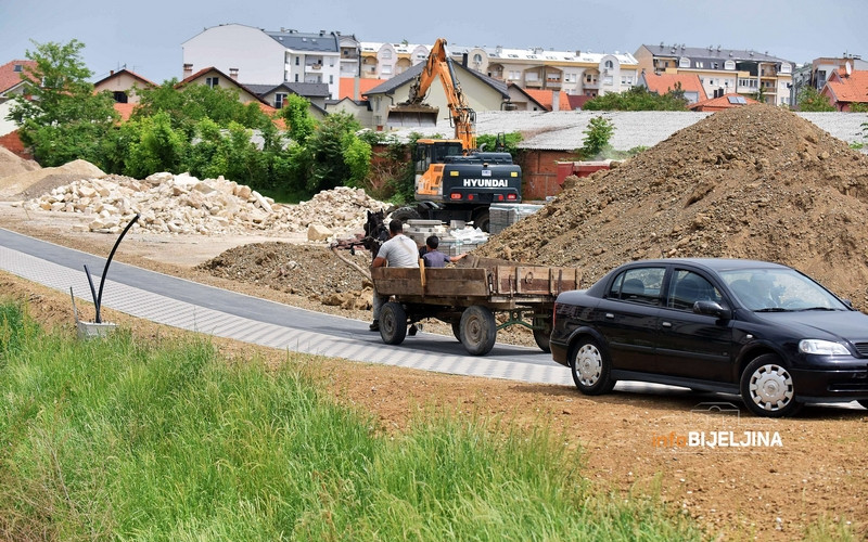 NOVA STAZA, STARE NAVIKE: Na sred šetališta jedva se mimoišli - auto i konjska kola /FOTO/