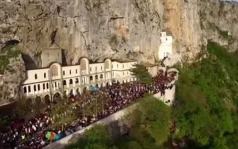 Stotine vjernika ispred manastira Ostrog uprkos ZABRANI I PLJUSKU