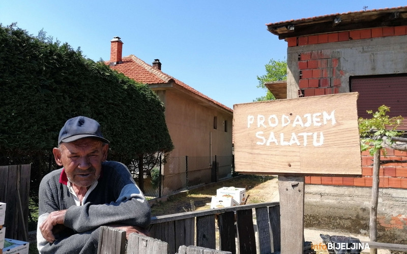 Semberski penzioneri snašli se i tokom zabrane: Povrće umjesto na pijaci prodavali kod kuće /FOTO/