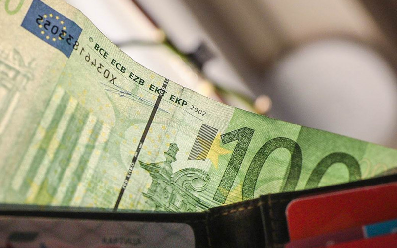 U Srbiji danas počinje isplata 100 evra punoljetnim građanima