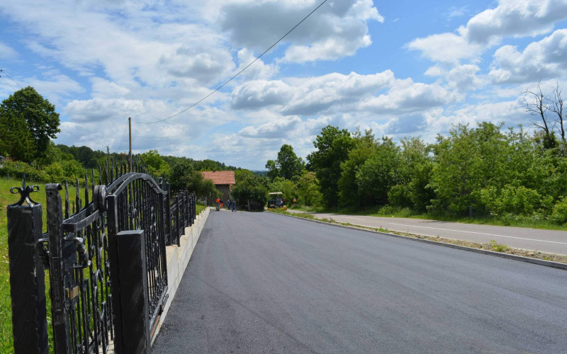 Položen asfalt na parking kod crkve na Zajednicama