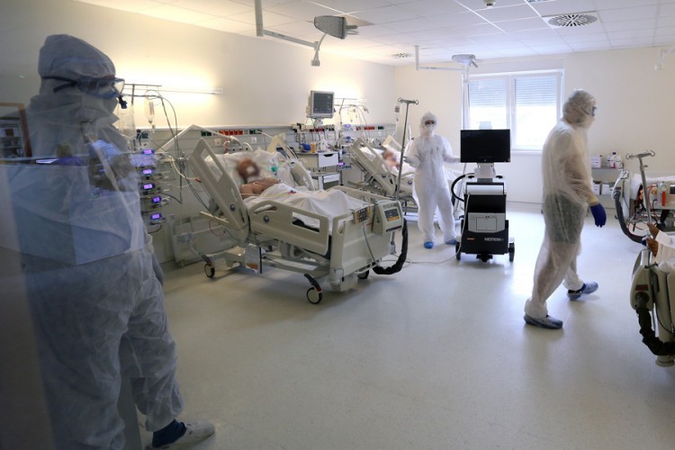 Sve više oboljelih od virusa korona među mladima, trudnicama i porodiljama