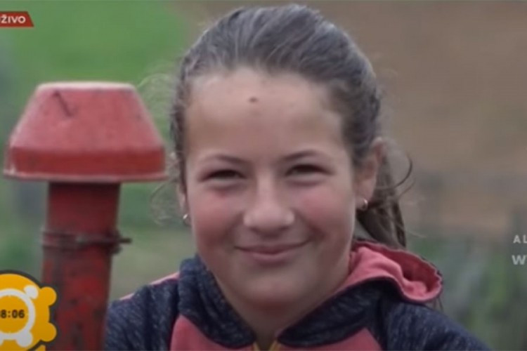 Željana ima 11 godina, vozi traktor, hrani stoku i završava školske obaveze