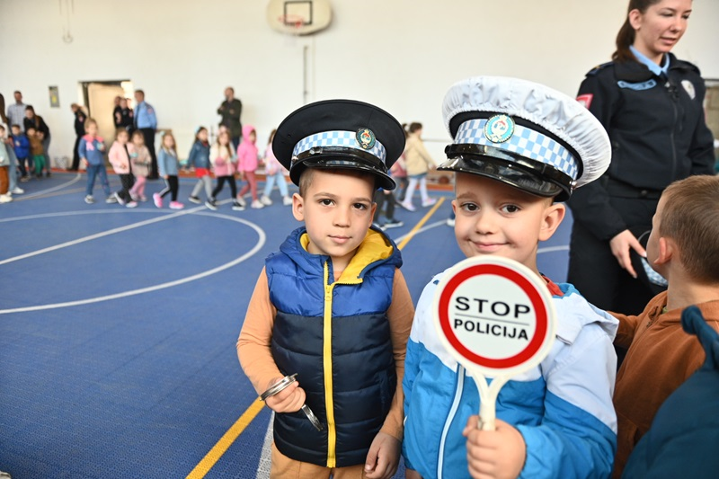 Dan otvorenih vrata PU Bijeljina – mališani se upoznali sa profesijom policajaca (FOTO)