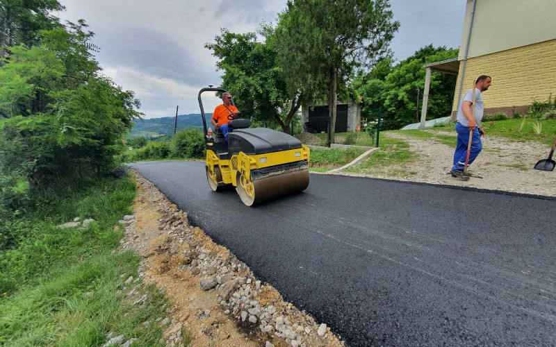 Novi asfalt u Peljavama finansirala Vlada Republike Srpske /FOTO/