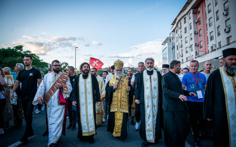 Privođenje sveštenika SPC-a nakon održanih litija u Crnoj Gori