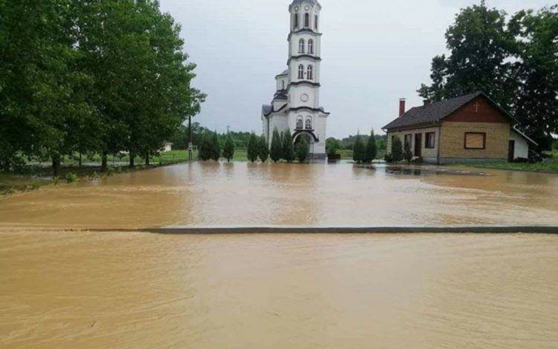 Mještani Donje Čađavice PRIJETE BLOKADOM puta: Svaka kiša im POTOPI kuće /FOTO/