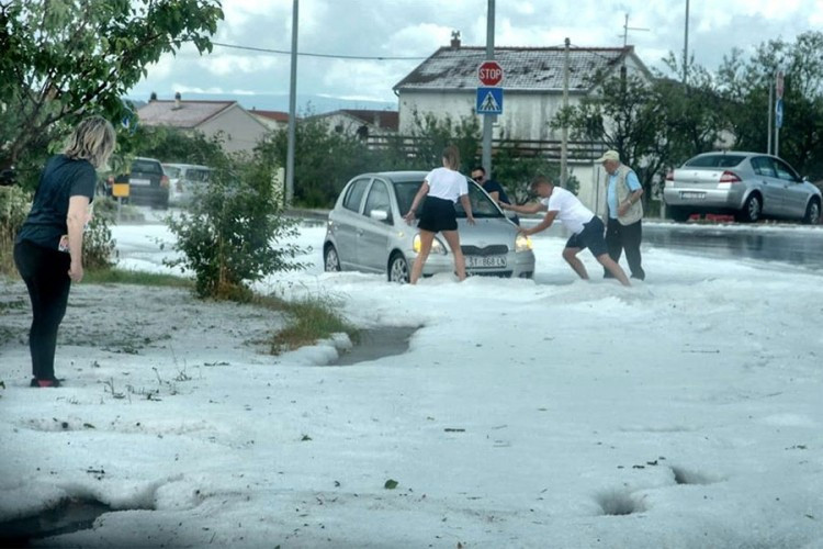 Nevrijeme i grad u Dalmaciji, temperatura za pola sata pala za 12 stepeni