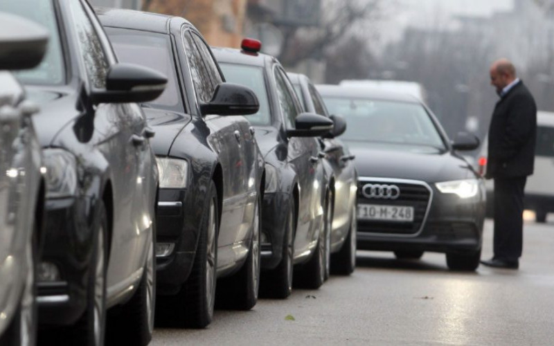 Vozili službene automobile bez registracije