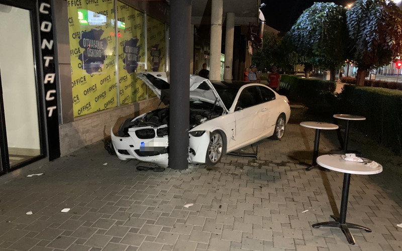 Bijeljina: BMW uletio u baštu kafića, uviđaj u toku /FOTO/